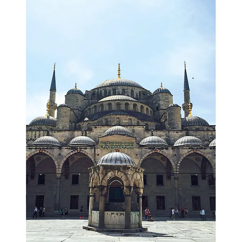 10. Il cortile della spettacolare moschea blu – Sultanahmet Camii – ovvero moschea del sultano Ahmet. È stata inaugurata nel 1617, eretta su parte del preesistente Gran Palazzo di Costantinopoli in un punto strategico tra la basilica di Santa Sofia e l’ippodromo. Tale l’importanza del monumento che i suoi lavori vennero seguiti personalmente dal sultano che per le spese di costruzione usò, non senza polemiche, denaro prelevato dalle casse pubbliche.