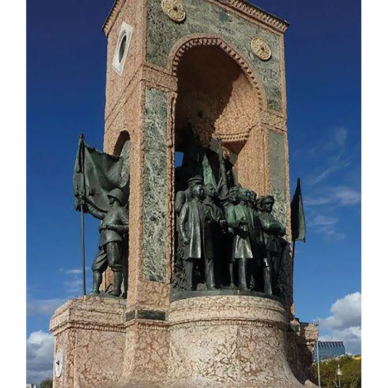 14. Il monumento a Kemal Atatürk, al centro della celebre piazza Taksim, è opera dello scultore italiano Pietro Canonica (1869-1959). Il museo a lui dedicato si trova a Roma nel cuore di Villa Borghese. Il viaggio a Istanbul potrebbe, idealmente, cominciare anche da lí.