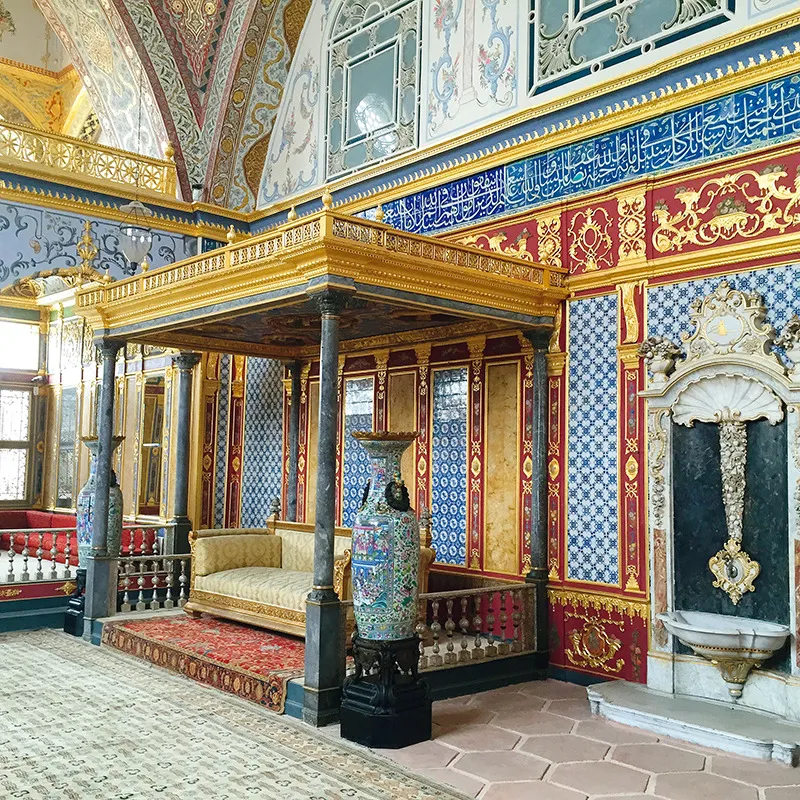 15. La sala del sultano e il suo divano situati all’interno dell’harem; la ex casa delle concubine occupa una vasta sezione all’interno dei magnifici palazzi imperiali di Topkapı, tappa obbligata per ogni visitatore di Istanbul. L’ingresso era proibito a ogni maschio a eccezione del sultano e degli eunuchi addetti al servizio. Le donne erano suddivise secondo una gerarchia che andava dalle mansioni piú umili affidate alle schiave fino alle favorite e alle mogli destinate ad assicurare una discendenza al sovrano.