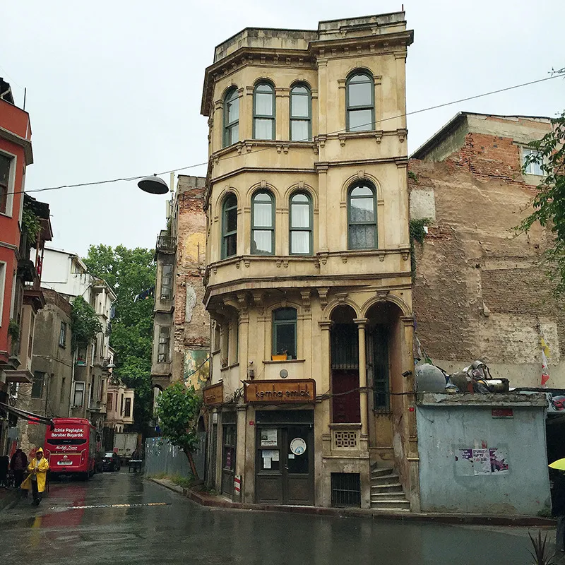 2. Un aspetto del quartiere ebraico di Balat, che spesso conserva piú che altrove i caratteri dell’antica Istanbul. Gli ebrei, per lo piú istallati da tempo in questo quartiere, hanno abitato la città già durante il periodo bizantino e sono stati gli unici non musulmani cui venne concesso di rimanere dopo la conquista ottomana del 1453. Attualmente vivono a Istanbul piú di ventimila ebrei, per la massima parte sefarditi; sono attive poco meno di trenta sinagoghe di varia grandezza. Gli ebrei sefarditi e quelli italiani hanno contribuito notevolmente ad accrescere la potenza dell’impero ottomano introducendo nuove idee, tecniche e attività.