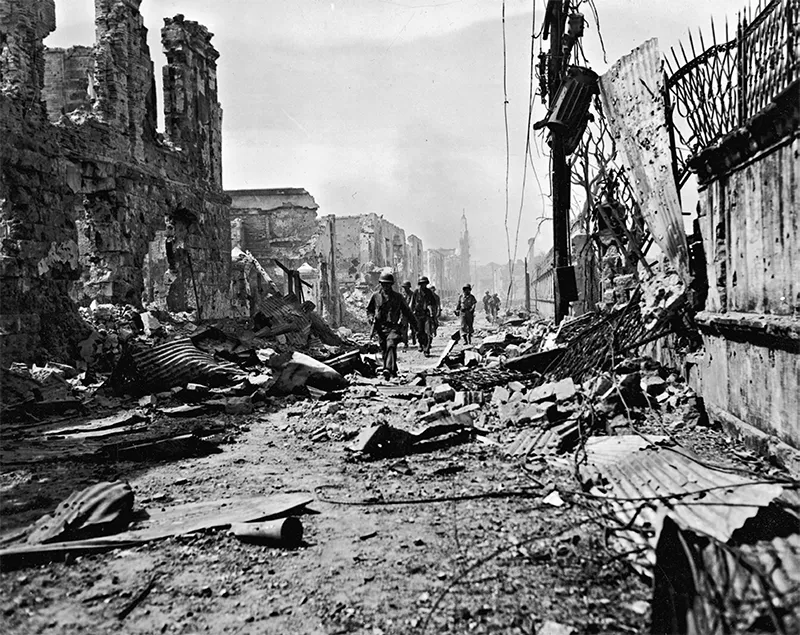 2. Manila: un plotone americano pattuglia l’antica città fortificata (2 marzo 1945). Le distruzioni evidenziano l’imponente sforzo che sarà necessario nel dopoguerra per la ricostruzione.