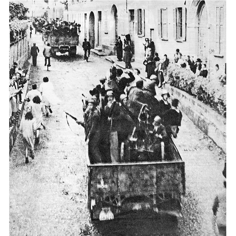 Alba, Cuneo, 10 ottobre 1944. Partigiani delle bande «autonome» entrano nella cittadina evacuata dalle truppe fasciste.