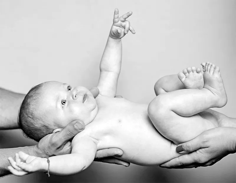 Fig. 1.1 Esempio di riflesso di Moro: un neonato reagisce istintivamente alla perdita di supporto, allargando le braccia e cercando di afferrare un appiglio per fermare la propria caduta. © V. Tverdokhlib/depositphotos.com.
