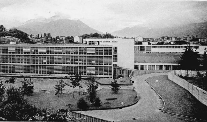 Il complesso principale della Olivetti, con le Alpi sullo sfondo