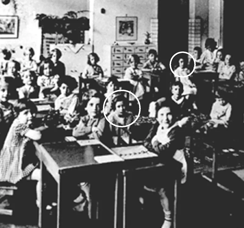 Hannah (nel cerchio a sinistra) e Anna (a destra) in classe. Amsterdam, 1935.