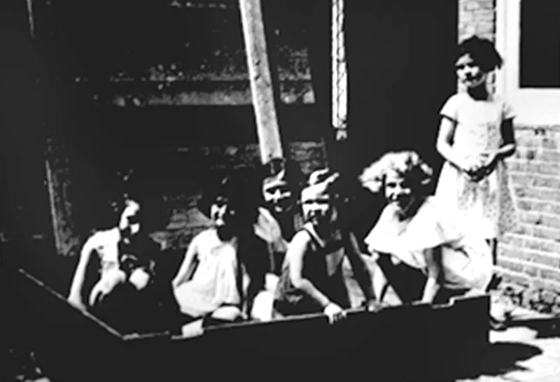 Gruppo di amiche nel recinto di sabbia, luglio 1937. Hannah è all’estrema sinistra; Anna è la seconda da sinistra.