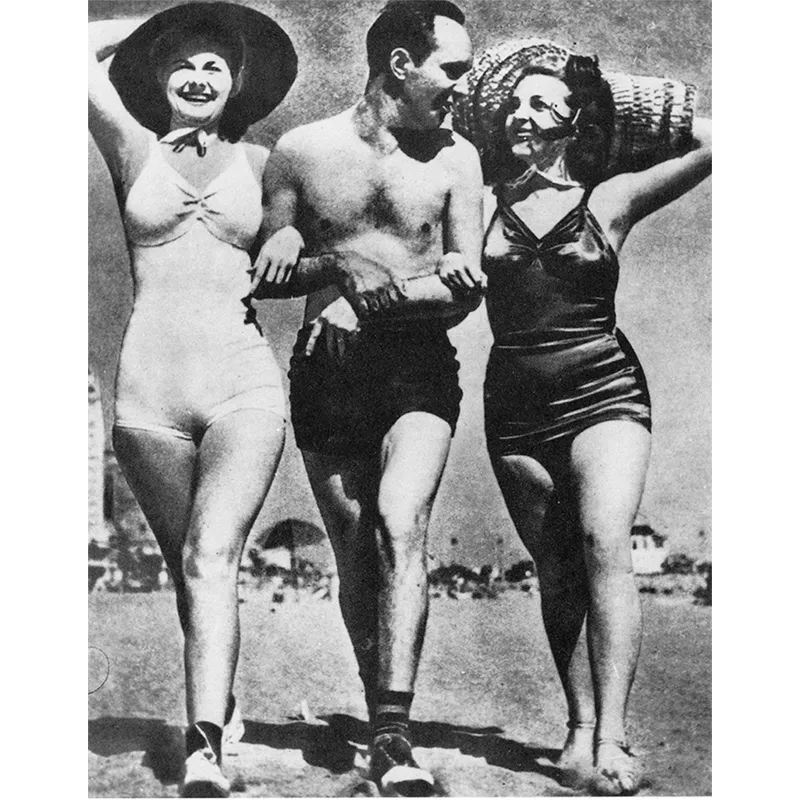 Estate 1941. Un gruppo di bagnanti a Riccione, la spiaggia preferita da Mussolini