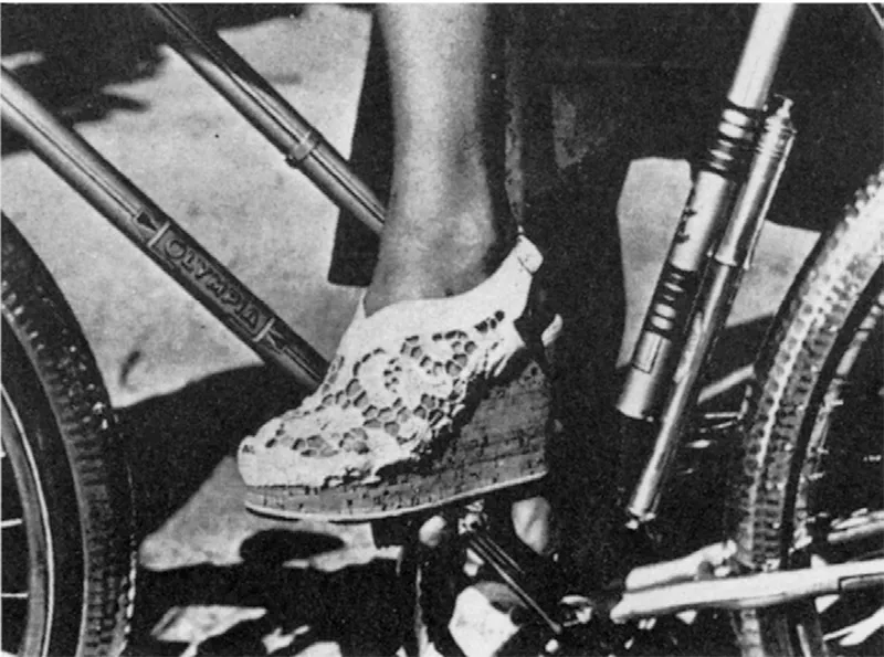 Per risparmiare il cuoio si confezionano sandali con suola di sughero e tomaia in stoffa. Il sandalo della foto ha la tomaia in pizzo macramé.