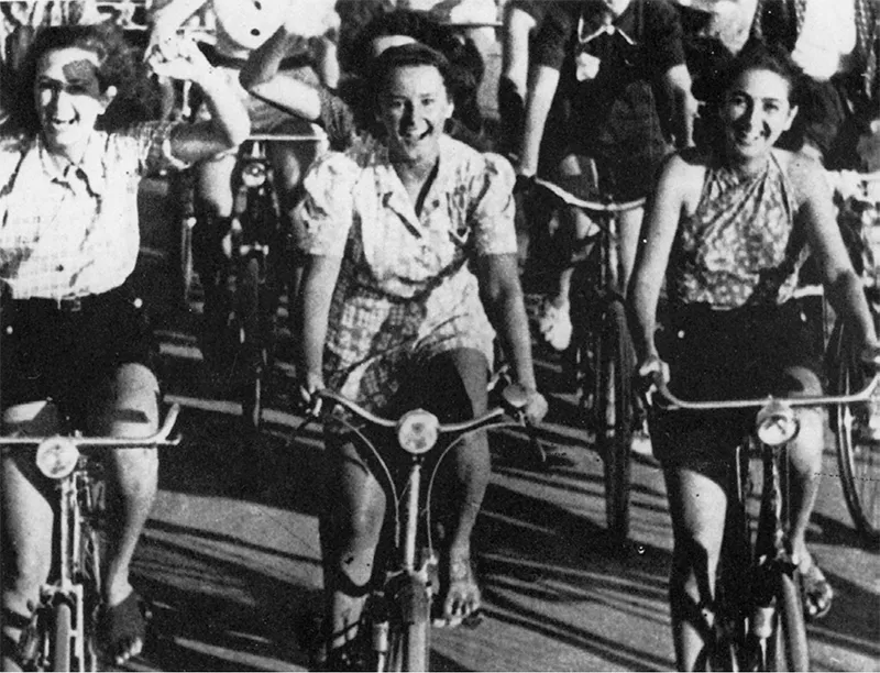 Ragazze in bicicletta a Forte dei Marmi. La campagna contro gli abiti sconvenienti raggiungerà il culmine quando verrà vietato e punito l’uso dei pantaloni.