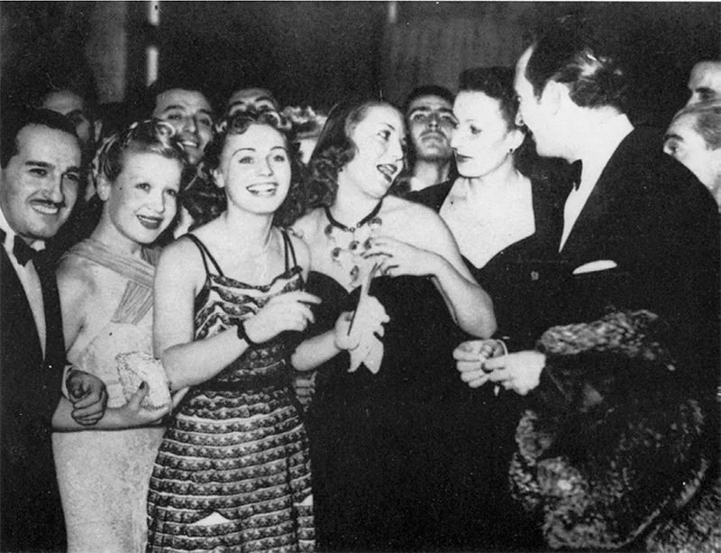 Giovani attrici a una festa. Si riconoscono, da sinistra, Laura Solari e Luisella Beghi.