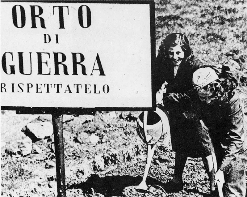 Si mettono a coltura tutti gli spazi verdi nelle città. Due giovani donne lavorano un’aiuola trasformata in Orto di guerra.