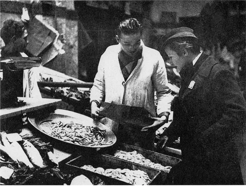 Una donna fascista controlla i prezzi in un mercato di Roma.