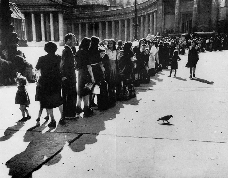 Napoli. I bombardamenti hanno danneggiato l’acquedotto. Ci si mette in fila con fiaschi e recipienti per ricevere una razione d’acqua dalle autobotti. (Foto di Robert Capa)