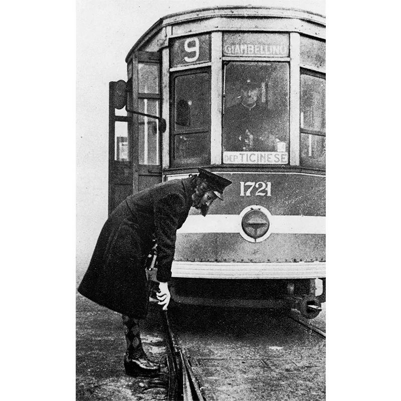 Le donne vengono largamente impiegate nei servizi pubblici, ma sempre con contratti a termine che ne consentiranno alla fine della guerra il licenziamento. A Milano una ragazza tranviera manovra gli scambi. Sopra: una giovane prende le consegne da un bigliettaio su un tram di Roma.