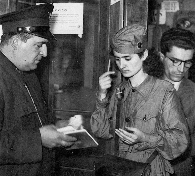 Una giovane prende le consegne da un bigliettaio su un tram di Roma.