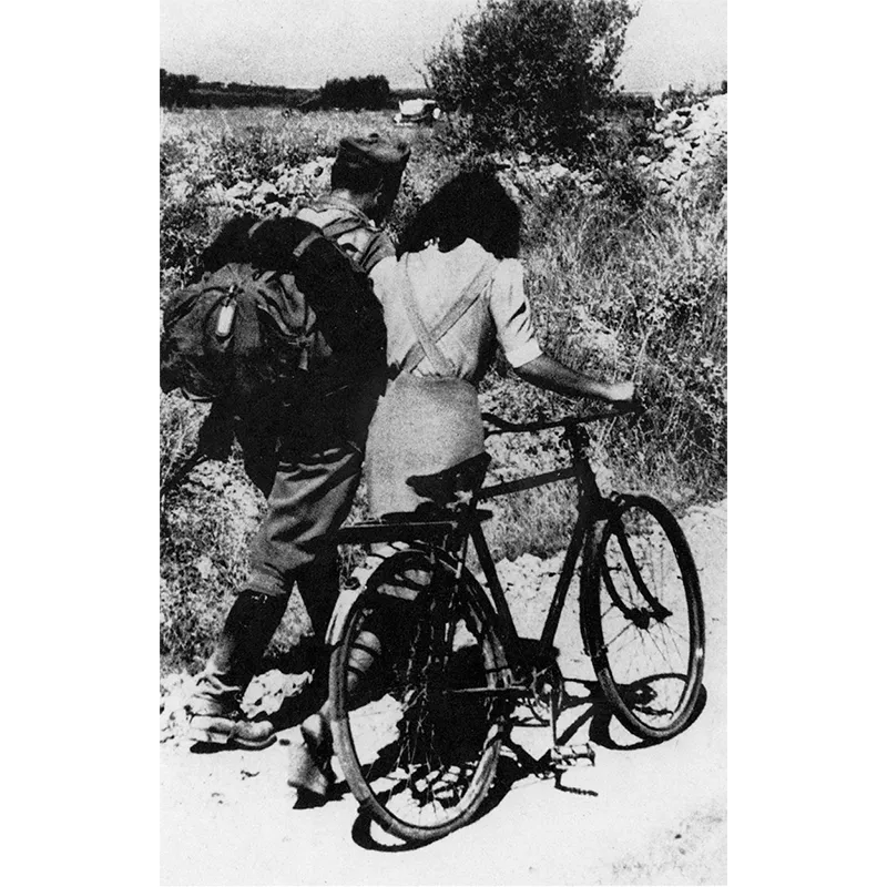 Anche le organizzazioni femminili vengono mobilitate per la difesa antiaerea. In realtà il paese era del tutto impreparato ai bombardamenti; i rifugi erano pochi e malsicuri. Nella foto grande: una sfilata a Roma; in basso: due ragazze dell’U.N.P.A.