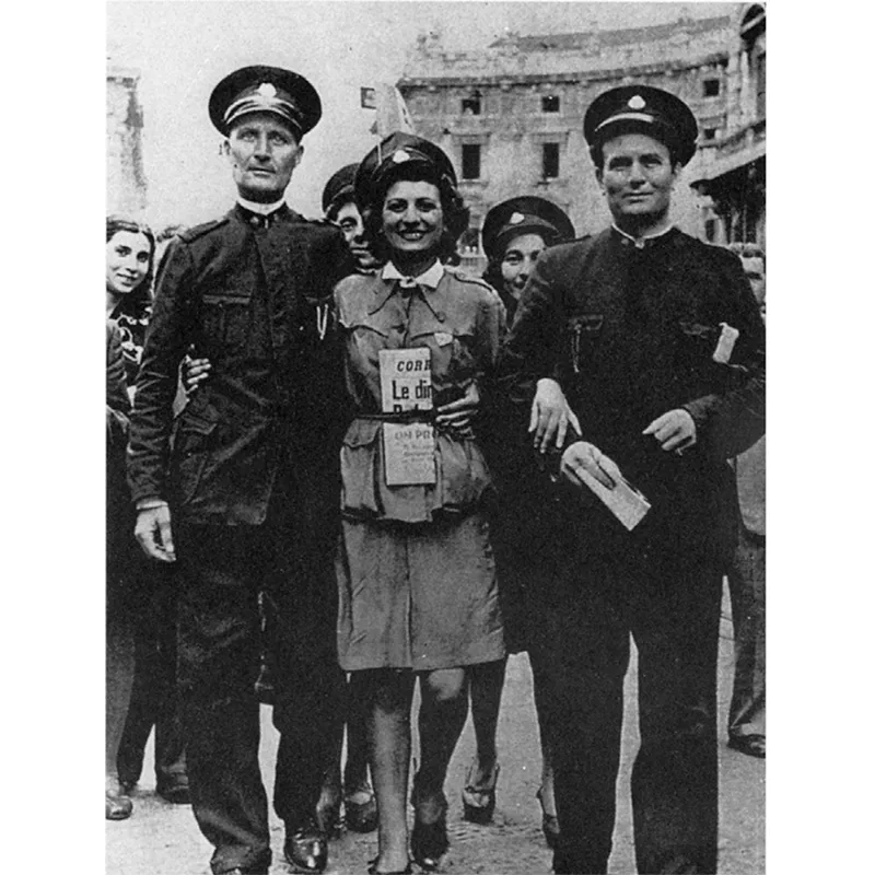 Milano, 26 luglio, si festeggia la fine del fascismo. A sinistra: l’8 settembre: una giovane donna accompagna un soldato sbandato.