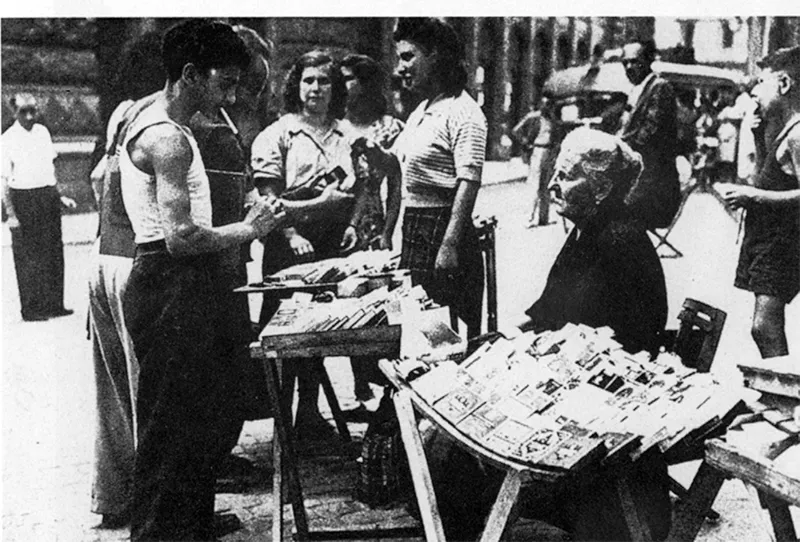 Il mercato nero è ormai uscito allo scoperto. Qui bancarelle per la vendita di sigarette americane.