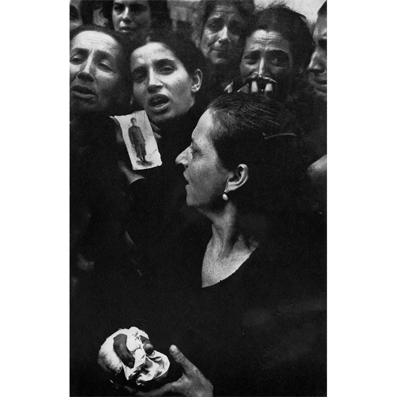 Il pianto delle donne napoletane ai funerali dei morti delle 4 giornate. (Foto di Robert Capa)