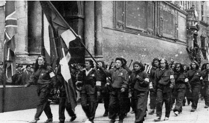 Sfilano a Bologna le donne che hanno preso parte alla lotta partigiana.