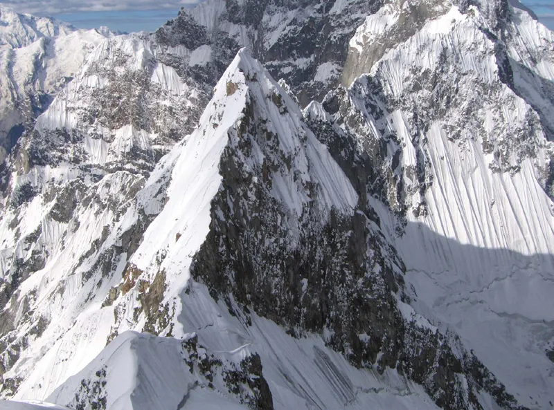 Dalla vetta del Batokshi Peak a 6050 metri guardando verso sud con la cresta del Hachindar Chhish di 7163 metri.