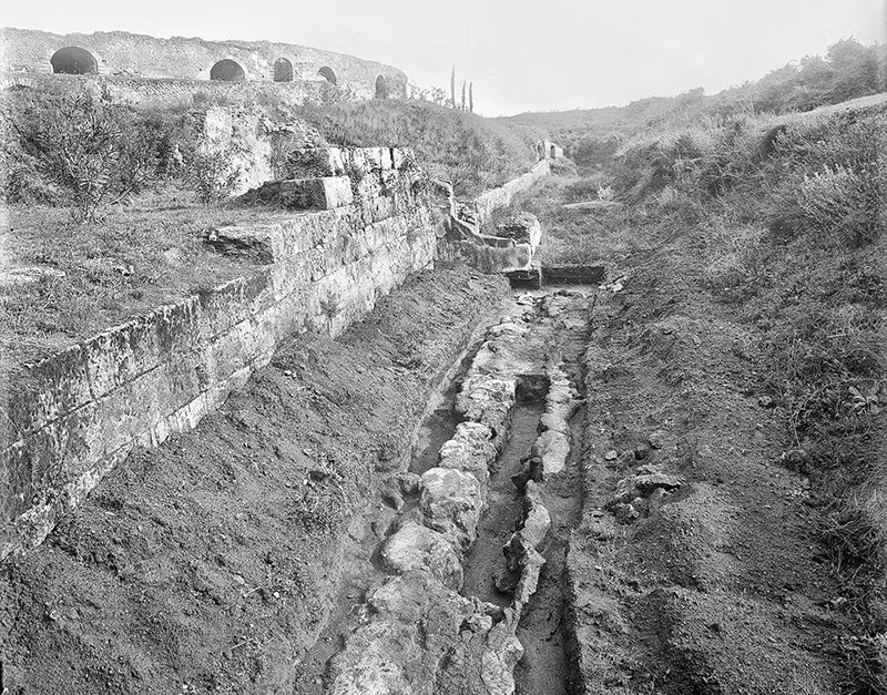 Fig. 2 Lo scavo delle mura nel settore sud-est della città (qui in una foto d’archivio degli anni ‘30 del XX secolo) ha consentito di individuare un primo tracciato, costituito da blocchi di pappamonte e lava tenera, pertinente alla fase più antica (VI secolo a.C.) (Archivio PAP, Parco Archeologico Pompei).