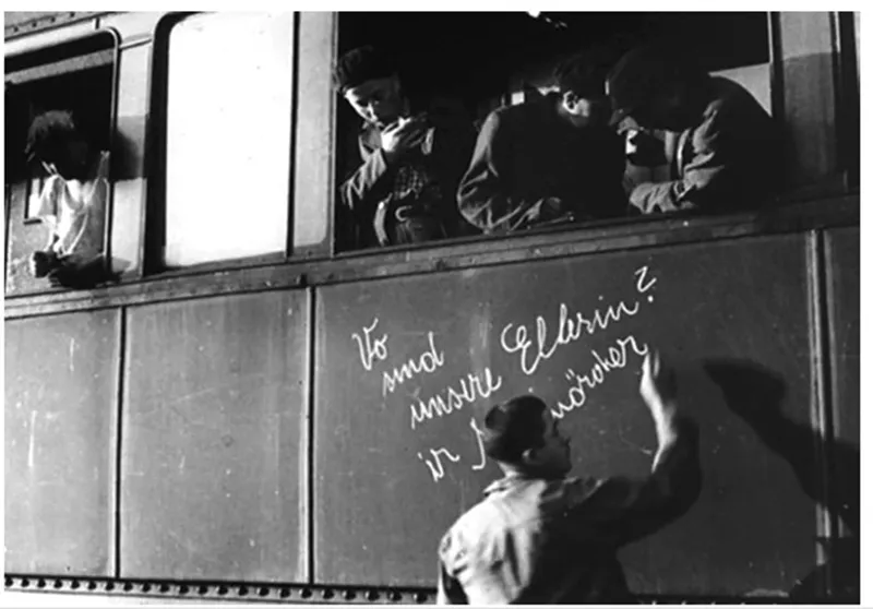 Joe Dzuibek di Łódź, in Polonia, scrive sul fianco del treno: «Dove sono i nostri genitori? Gli orfani di Buchenwald».