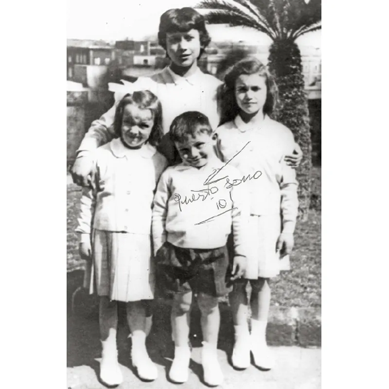 Con le mie tre sorelle: Nunzia (a destra), Teresa (a sinistra) e Titina (dietro di me).