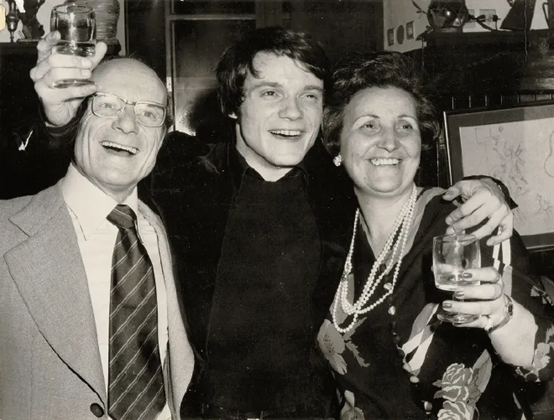 1973. Un brindisi con i miei genitori per festeggiare la vittoria a Canzonissima con Erba di casa mia.