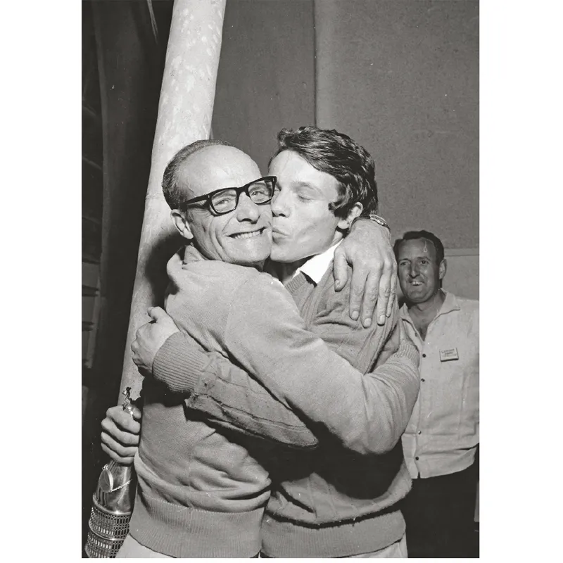 1967. Al colmo della felicità, abbraccio mio padre dopo aver vinto il girone B del Cantagiro, quello delle Giovani Promesse, con Pietà per chi ti ama.