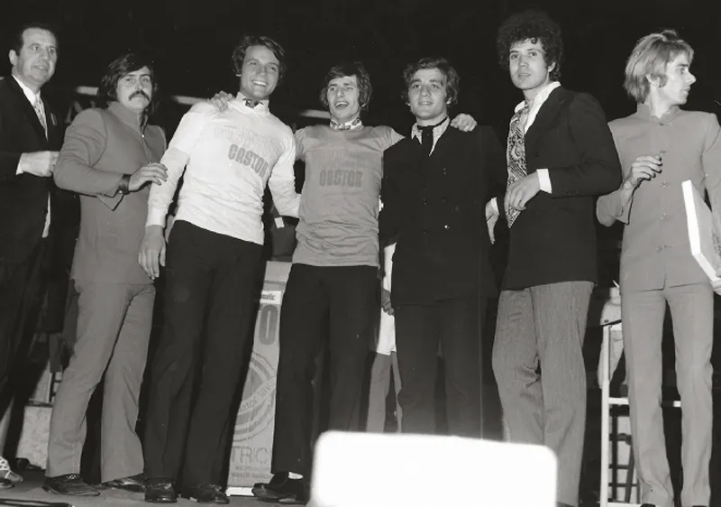 Foto di gruppo al Cantagiro 1969, che vincerò con Rose rosse. Si riconoscono tra gli altri Ezio Radaelli (patron della manifestazione), i Camaleonti, Paolo Mengoli, Mino Reitano e Lucio Battisti.
