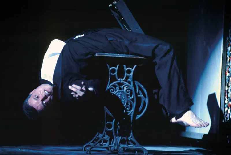 1980. In scena con L’anima buona di Sezuan. La mia seconda volta con Strehler arriverà quattrordici anni dopo, nel 1994, con L’isola degli schiavi, ma è come se fossero stati quattordici giorni, in tutto quel tempo ho sentito come un filo che mi legava a lui.