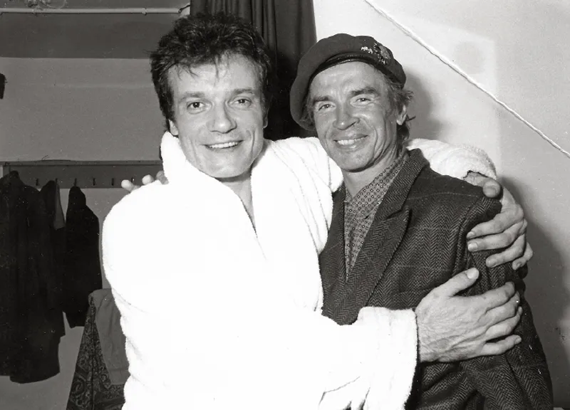 Dopo lo spettacolo Pulcinella a Napoli l’incontro in camerino con uno spettatore speciale: Rudolf Nureyev.