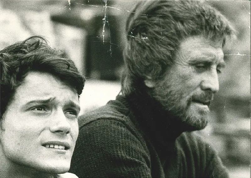 Con alcuni straordinari compagni di set. Qui sono con Kirk Douglas durante le riprese de Il faro in capo al mondo (1971), di seguito con Enrico Maria Salerno, con il quale ho lavorato in L’ultima volta insieme, Salvo D’Acquisto eLegati da tenera amicizia.