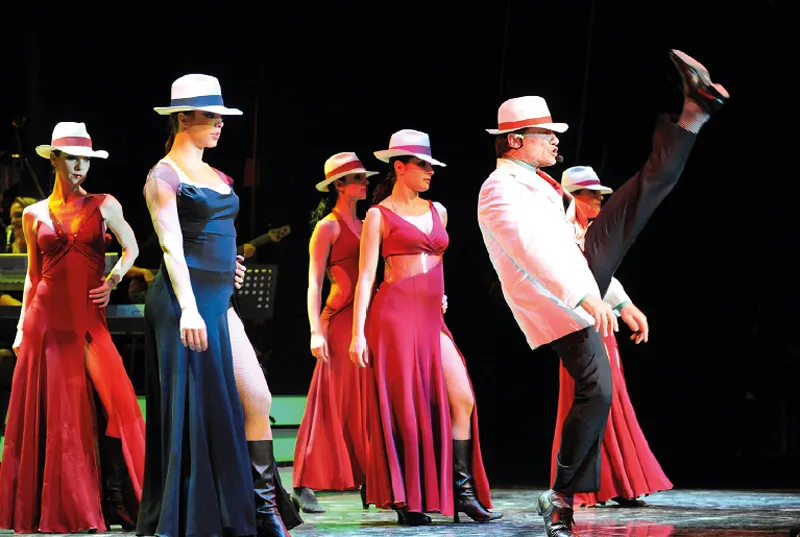 Il piacere di essere sul palco, la sensazione che quella sia la mia vera casa, sono ancora fulgidi dentro di me. Il giorno in cui nell’esibirmi non proverò più emozione mi sposterò dietro le quinte. Il guaio è che mi emoziono ancora, che sento proprio l’adrenalina pompare nelle vene e riempirmi di energia. È un bel problema perché a settant’anni suonati ciò che più desidererei è continuare a cantare e recitare tutte le sere (o quasi).