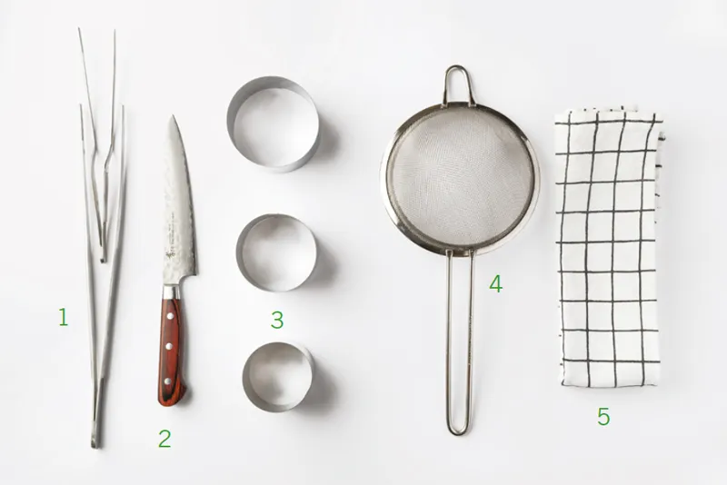 ↑ Gli strumenti di Andrea 1 Pinze lunghe e di precisione 2 Coltello multiuso 3 Coppapasta 4 Colino 5 Torcione