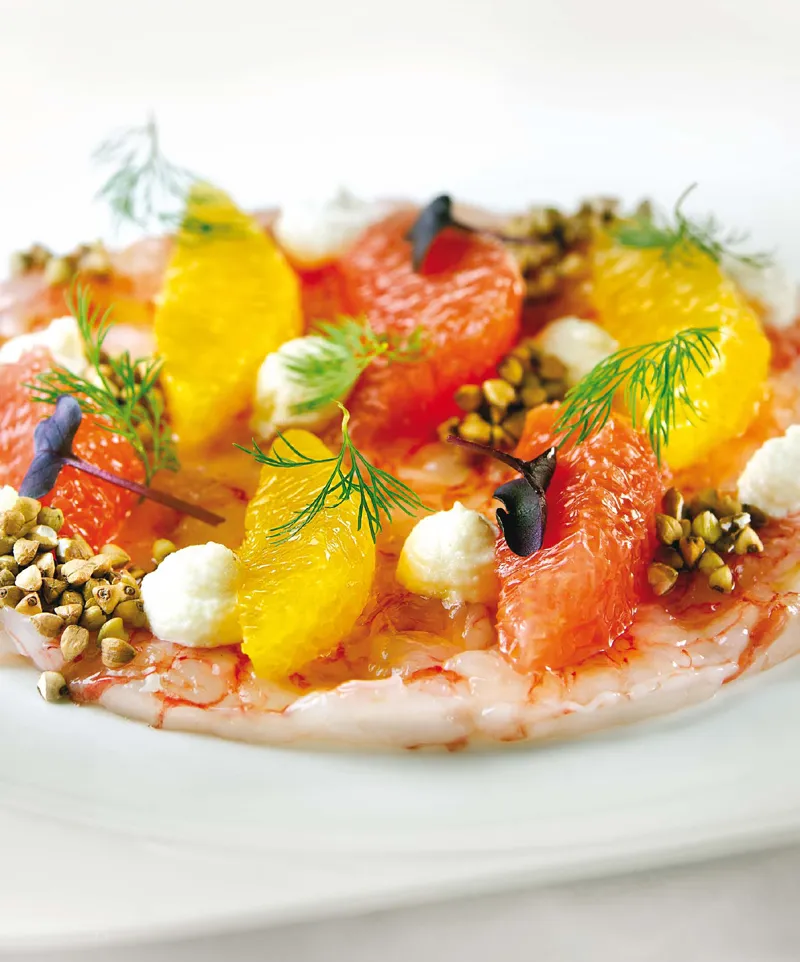 Carpaccio di GAMBERI ROSSI, AGRUMI, salsa di MANDORLE e GRANO SARACENO