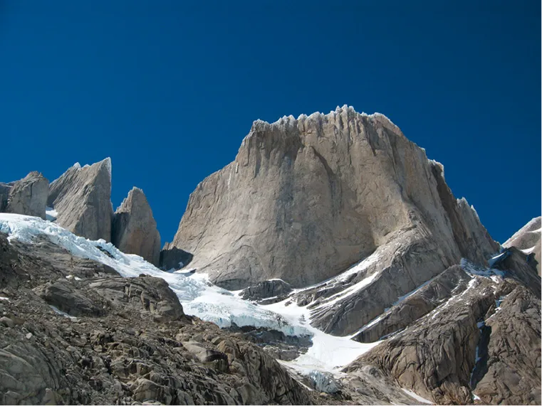 11. Patagonia, 2006. L’immensa lavagna di granito del Cerro Piergiorgio, alta quasi 1000 metri.