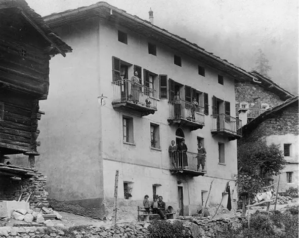 5. La casa di Jean-Antoine Carrel, nella frazione di Cretaz, è stata anche la casa dei Barmasse; dal bisnonno alla quarta generazione, che io rappresento, una famiglia di guide.