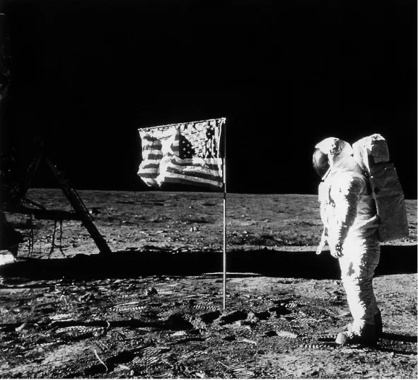 L’astronauta Neil Armstrong e la bandiera americana sulla Luna