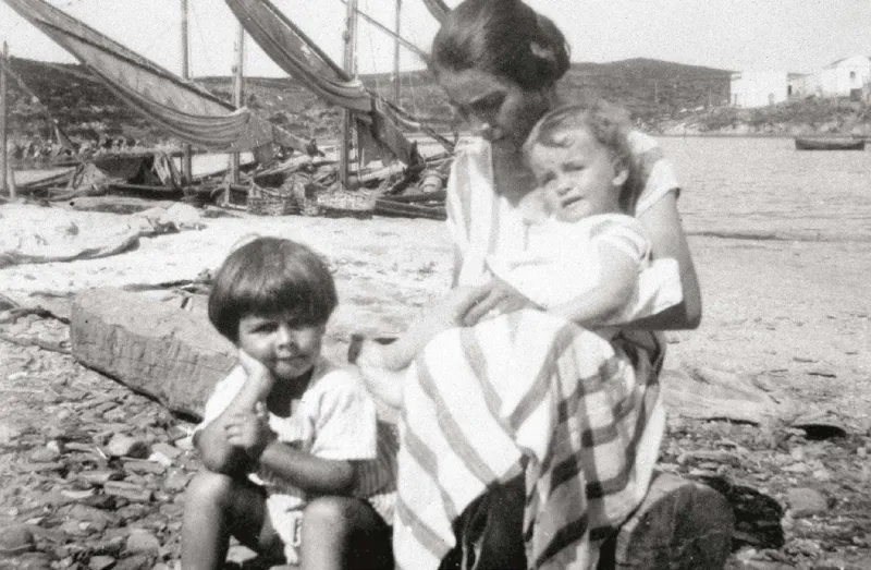 1926, con il fratello Giovanni in braccio alla madre Maria (Archivio Angelo Palma/A3/Contrasto).