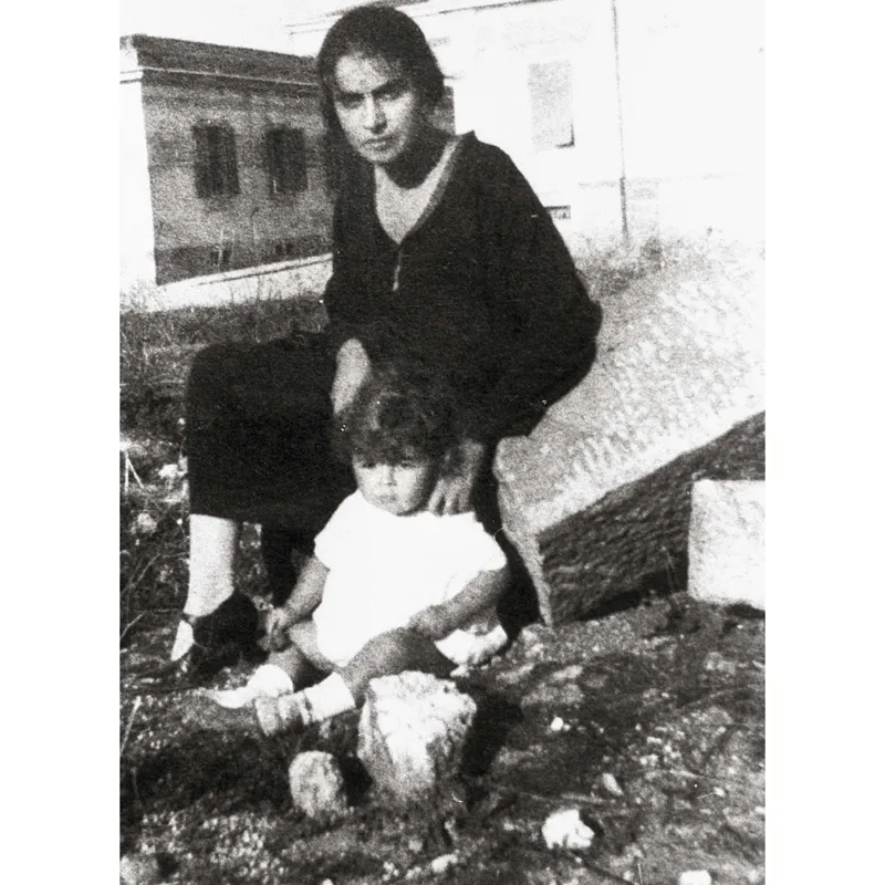1923, con la madre (Archivio Angelo Palma/A3/Contrasto).