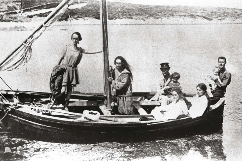 1925, in barca con la famiglia a Stintino (Archivio Angelo Palma/A3/Contrasto).