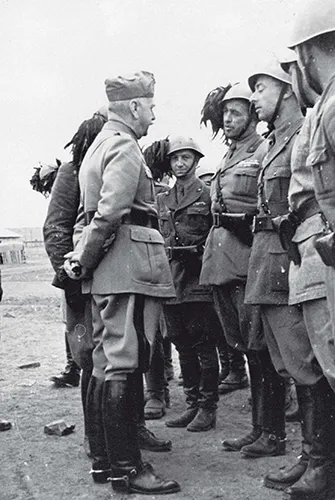 Foto in bianco e nero. La descrizione è nella didascalia sottostante