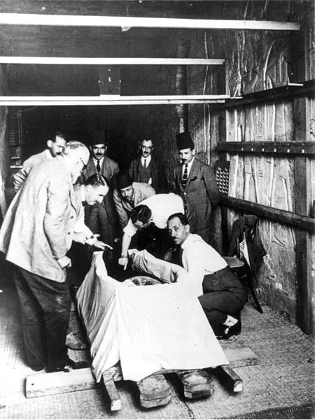 Howard_Carter_opening_mummy_of_King_Tut_cph_3b08637