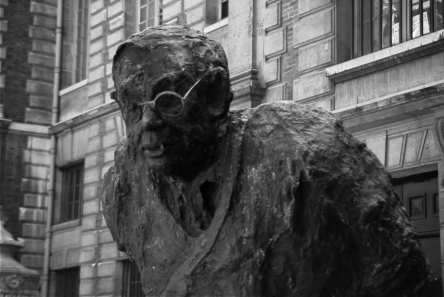 Escultura de Sartre en la Biblioteca Nacional de París.
