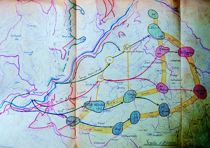 Foto in bianco e nero. La descrizione è nella didascalia sottostante