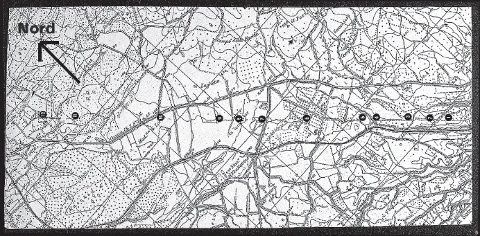 Fig. 1 - La Via Cassia, la strada che ha preceduto la via dei pellegrini, nel tratto tra Vetralla e Sutri. Anche se forse all’automobilista la Cassia attuale sembra abbastanza rettilinea, è nulla in confronto al tracciato dell’antica strada consolare. Come mostra la nostra demarcazione sulla Carta d’Italia dell’Istituto Geografico Militare (1:25.000, qui ridotta), la Cassia attraversava in linea retta la regione con la solita noncuranza romana. Più tardi fu abbandonata e sostituita da un tratto più flessibile, ma, se si osserva con attenzione, il suo percorso, nel terreno e sulla carta, si delinea rettilineo attraverso il territorio: in parte viottolo poi siepe naturale, poi limitare dei campi, poi scompare, poi di nuovo sentiero e spesso confine.