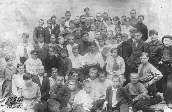 FIGURE 1.1. Young Communists at the Komsomol’s Petrograd Political School in 1920. The future Komsomol leader Aleksandr Kosarev (age sixteen) is in the third row with his hand on the shoulder of a comrade. Rossiiskii Gosudarstvennyi Arkhiv Sotsial′no-Politicheskoi Istorii (RGASPI), f. 1m, op. 18, d. 2472, l. 26.