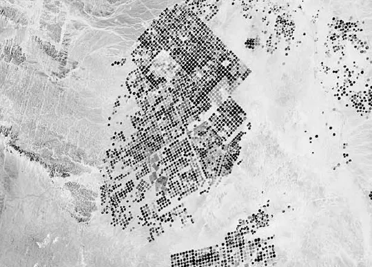 FIGURE 1.2. Pivot irrigation in the Wadi As-Sirhan Basin of Saudi Arabia, February 21, 2012.